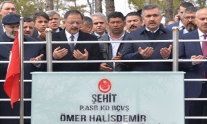 Bakan Özhaseki Şehit Halisdemir'in Kabrini Ziyaret Etti