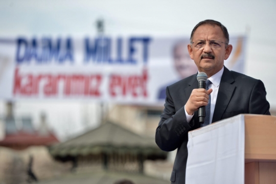 Bakan Özhaseki: "Muhtırayı Aldığında Şapkasını Alıp Gidecek Biri Yok"