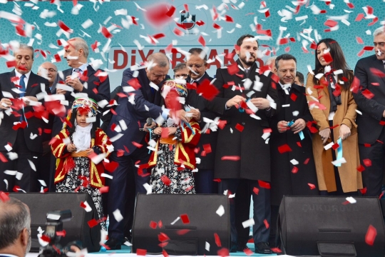 Cumhurbaşkanı Erdoğan Ve Bakan Özhaseki'den Ortak Mesaj: "Diyarbakır'a Hizmet Etmeye Devam Edeceğiz"