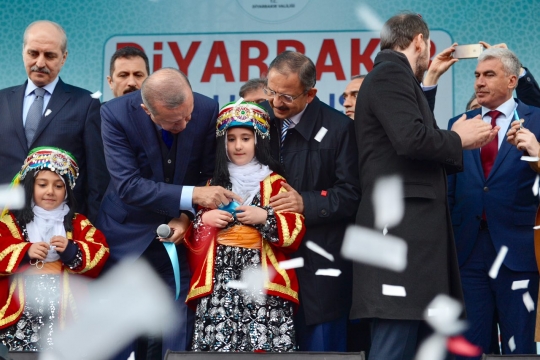 Cumhurbaşkanı Erdoğan Ve Bakan Özhaseki'den Ortak Mesaj: "Diyarbakır'a Hizmet Etmeye Devam Edeceğiz"