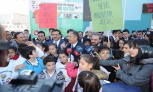 Bakan Özhaseki, Çevre Çiçekleri Hareketi'nin İlk Dersini Verdi 
