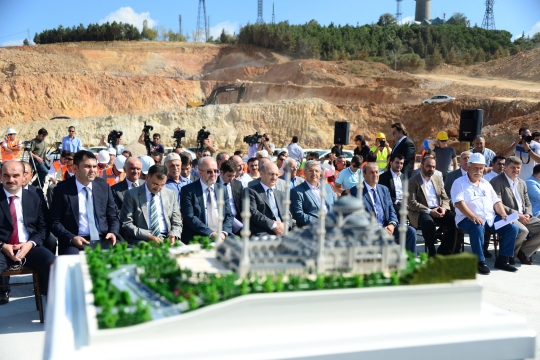 Çamlıca Tepesi'ne İnşa Edilecek Caminin Temeli, Çevre ve Şehircilik Bakanı Bayraktar'ın da Katılımıyla Dualar Eşliğinde Atıldı