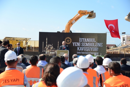 Çamlıca Tepesi'ne İnşa Edilecek Caminin Temeli, Çevre ve Şehircilik Bakanı Bayraktar'ın da Katılımıyla Dualar Eşliğinde Atıldı