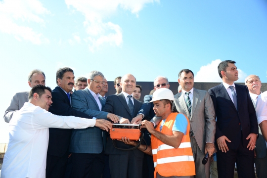 Çamlıca Tepesi'ne İnşa Edilecek Caminin Temeli, Çevre ve Şehircilik Bakanı Bayraktar'ın da Katılımıyla Dualar Eşliğinde Atıldı