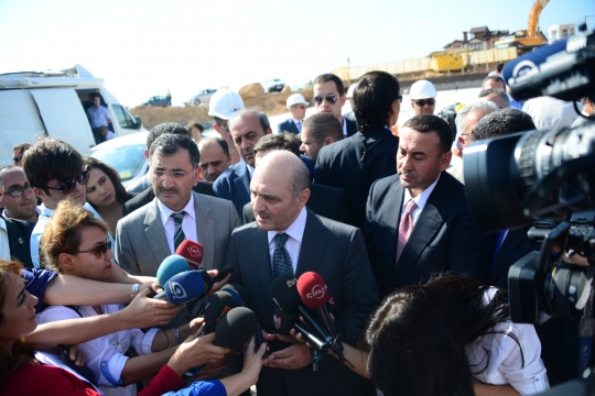 Çamlıca Tepesi'ne İnşa Edilecek Caminin Temeli, Çevre ve Şehircilik Bakanı Bayraktar'ın da Katılımıyla Dualar Eşliğinde Atıldı