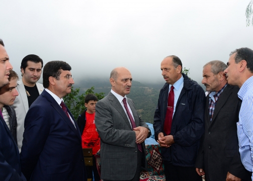 Bakan Bayraktar, Trabzon Yomra'da Sel Felaketine Maruz Kalan Bölgeleri Ziyaret Etti