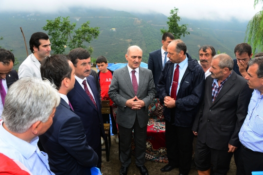 Bakan Bayraktar, Trabzon Yomra'da Sel Felaketine Maruz Kalan Bölgeleri Ziyaret Etti