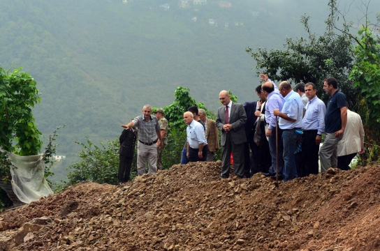 Bakan Bayraktar, Trabzon Yomra'da Sel Felaketine Maruz Kalan Bölgeleri Ziyaret Etti