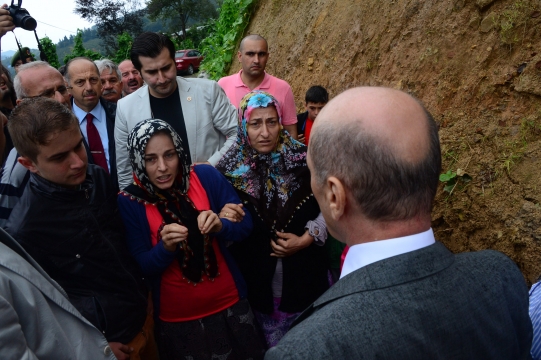 Bakan Bayraktar, Trabzon Yomra'da Sel Felaketine Maruz Kalan Bölgeleri Ziyaret Etti