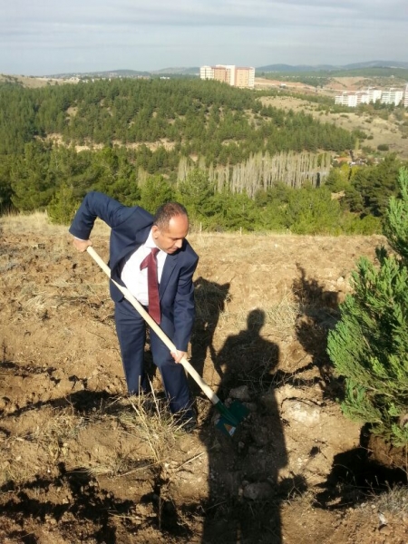 TBMM Ruanda Parlamentolararası Dostluk Grubu'nun Daveti Üzerine Uşak İlimize Gelen 21 Afrika Ülkesinin Büyük Elçilik Temsilcileriyle, Ruanda'da Gelenek Olarak Yaşatılan Umuganda Ağaç Dikimi Gerçekleştirildi.