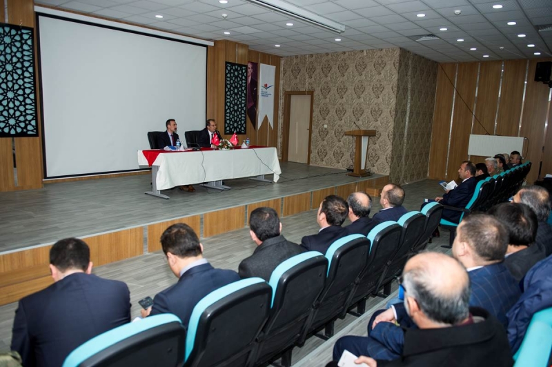 VAN VALİSİ SN. İBRAHİM TAŞYAPAN EDREMİT İLÇESİNDEKİ MUHTARLARLA KURUMUMUZ KONFERANS SALONUNDA BİR ARAYA GELDİ