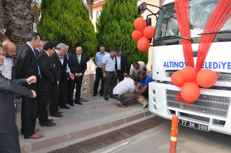 Altınova Belediyesine Kanal Açma Aracı