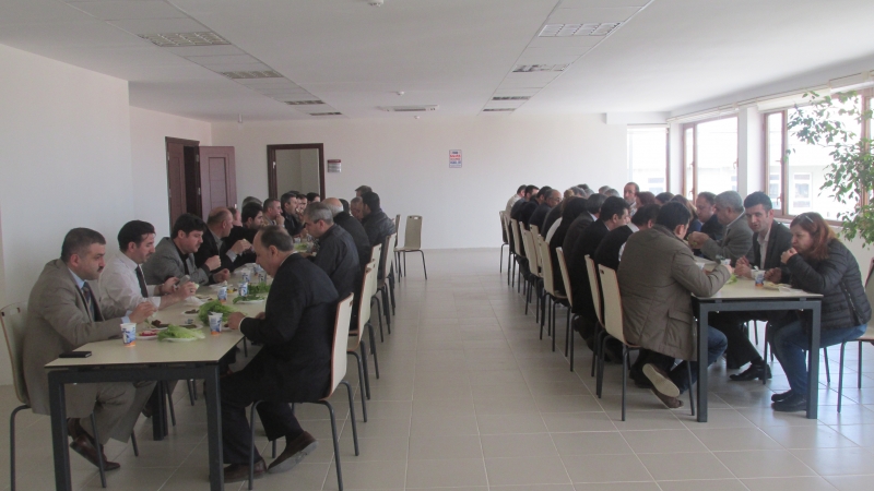 MÜDÜRLÜK PERSONELİNE ÇİĞ KÖFTE VE TATLI İKRAMI