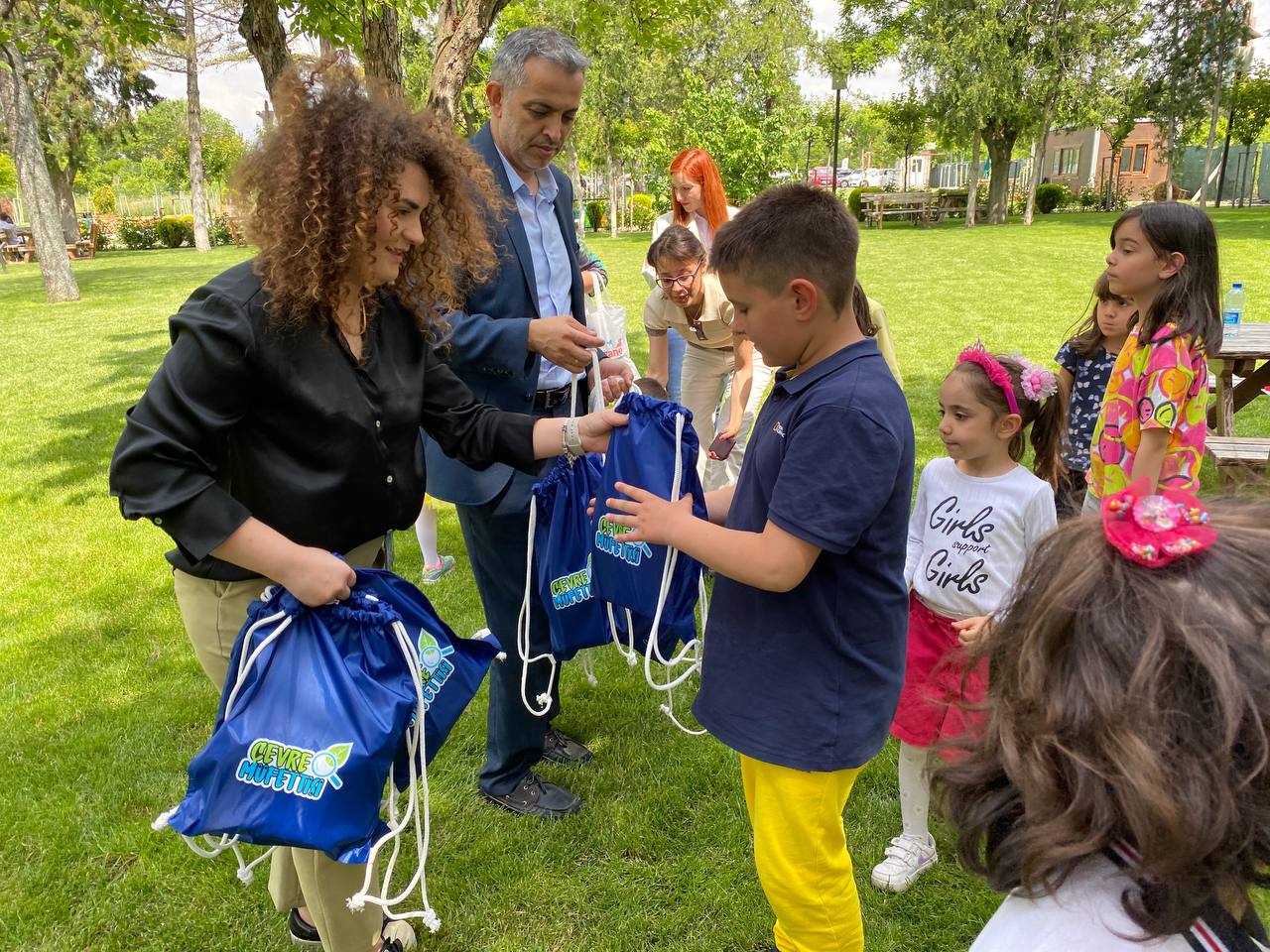 Plastik Kapaklar Miniklerin Ellerinde Sanat Eserine Dönüştü