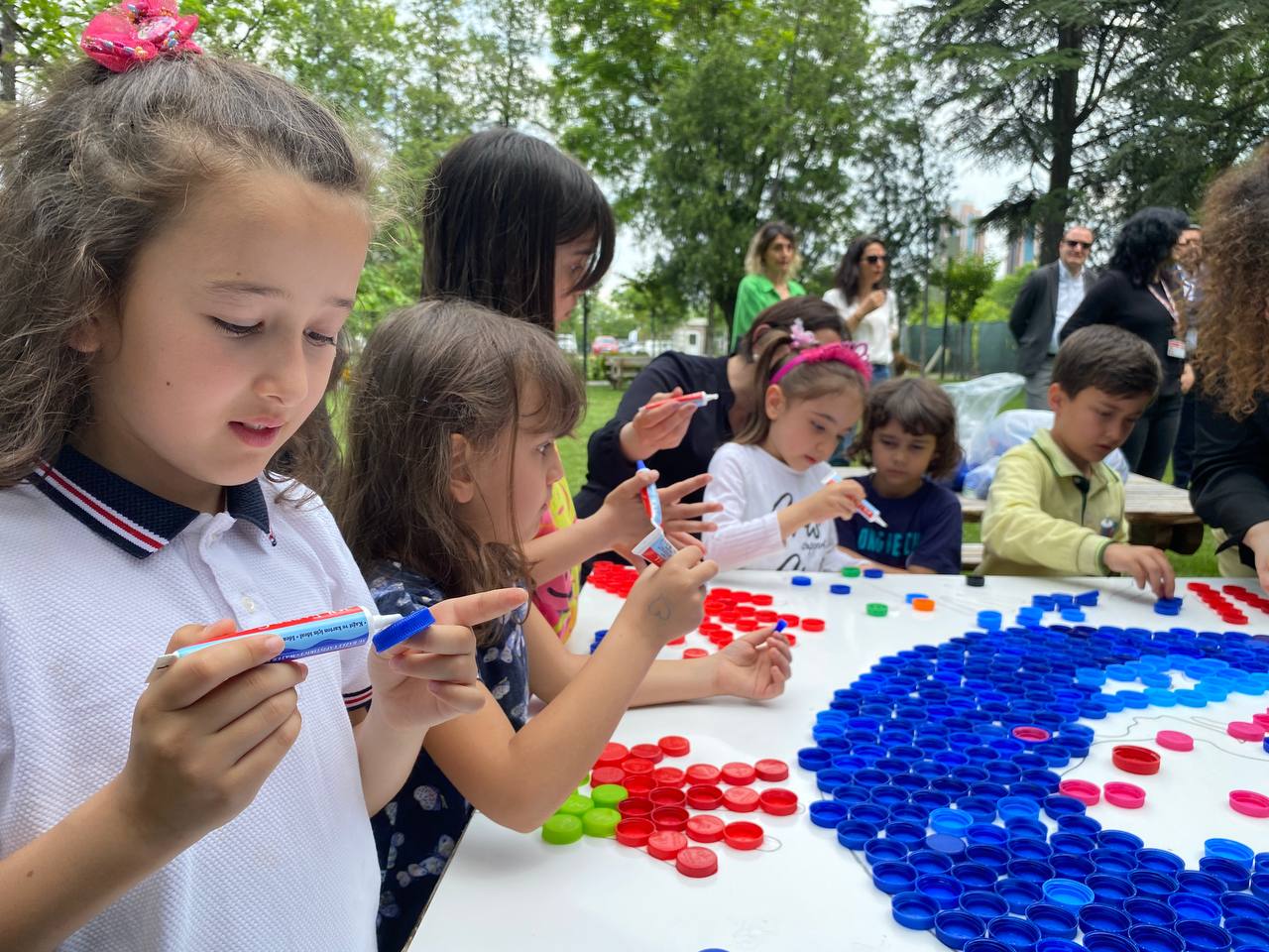 Plastik Kapaklar Miniklerin Ellerinde Sanat Eserine Dönüştü