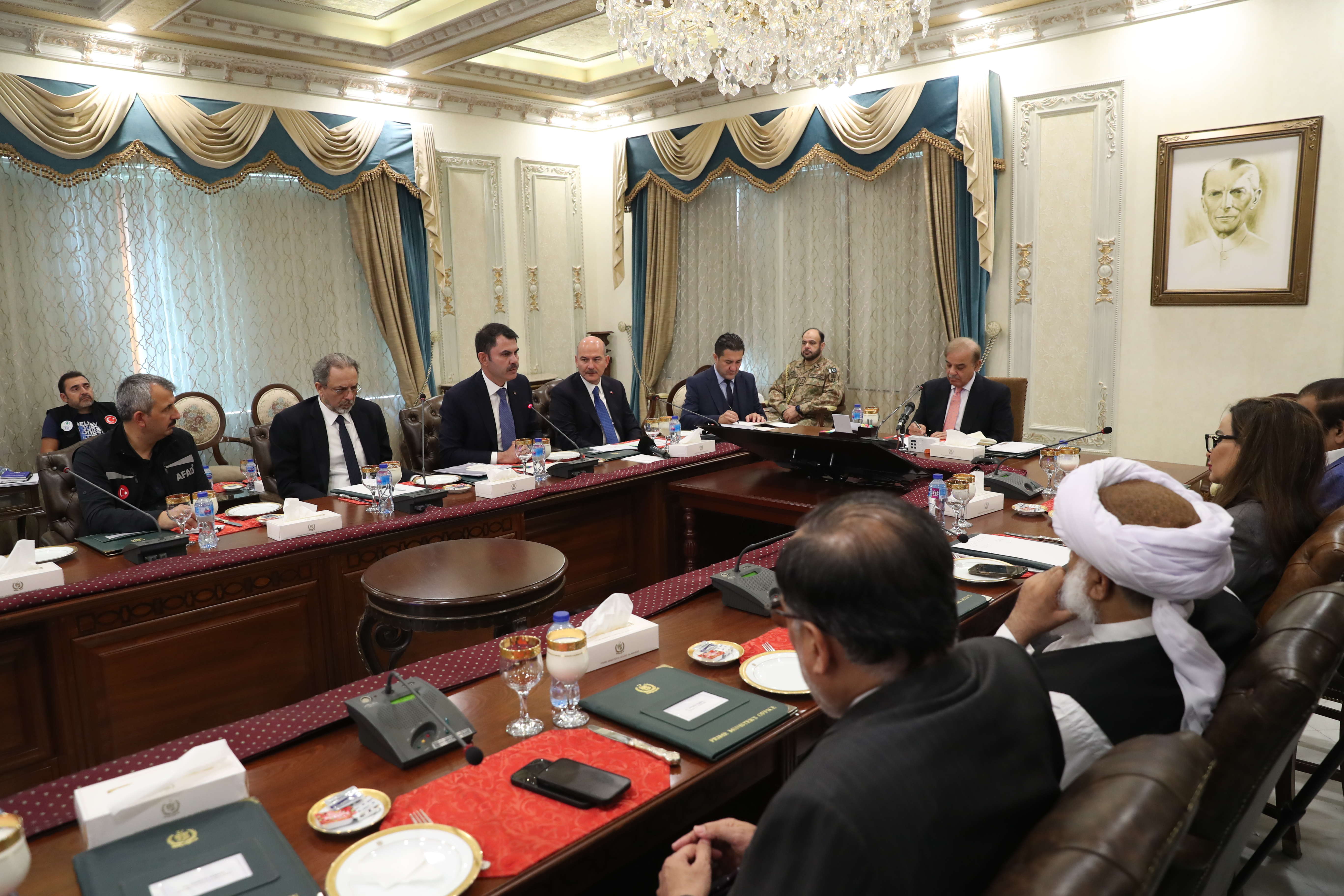 Ministers Murat Kurum and Süleyman Soylu in Pakistan, where the Flood Disaster Experienced