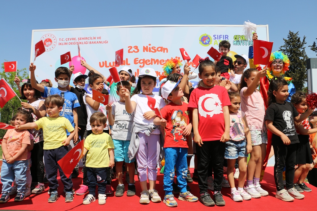 23 Nisan Ulusal Egemenlik ve Çocuk Bayramında Çevre ve Çocuk Şenliği Etkinlikleri Yapıldı.