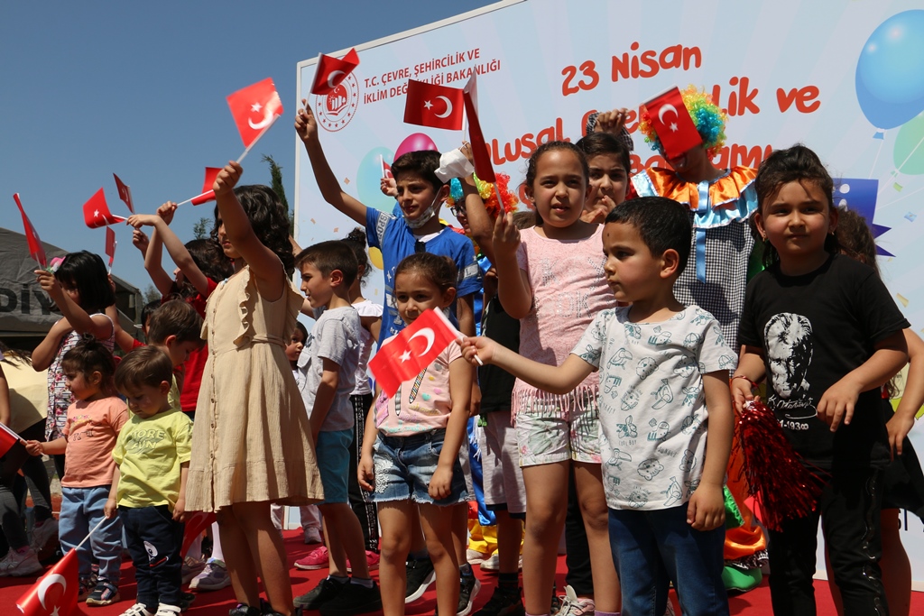 23 Nisan Ulusal Egemenlik ve Çocuk Bayramında Çevre ve Çocuk Şenliği Etkinlikleri Yapıldı.