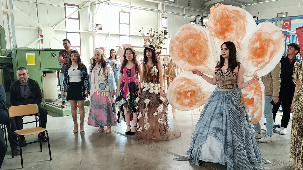 30 Mart Uluslararası Sıfır Atık Günü çerçevesinde “Moda ve Tekstilde Sıfır Atığa Doğru” temasıyla Türk Tekstil Vakfı Mesleki ve Teknik Anadolu Lisesi işbirliği ile defile, sergi ve atölye çalışmalar gerçekleştirilmiştir.