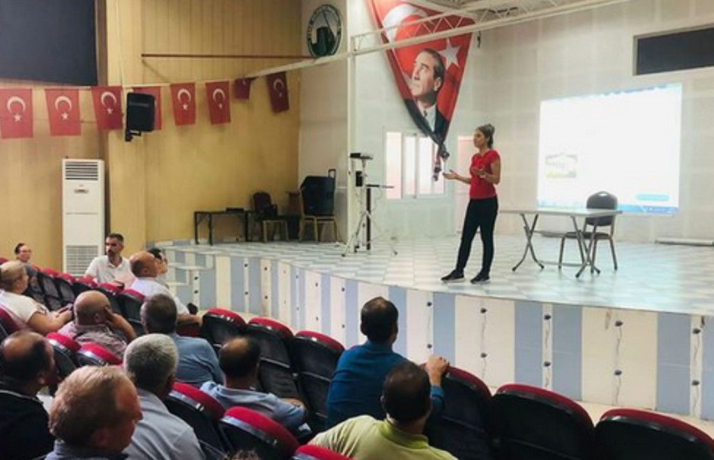 Adana ili Feke İlçesinde Feke Kaymakamımız Sn. Şafak Karaca'nın da katılımıyla muhtarlara ve vatandaşlara orta hasarlı binaların yıkım süreci ile yerinde dönüşüm ve kırsal alanda yapılacak çelik konutlar hakkında bilgi verildi