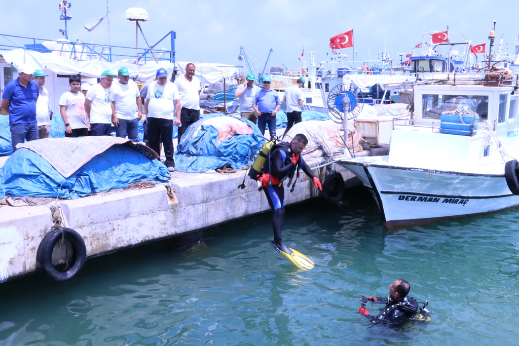 Bugün Adana ilimiz, Karataş ilcemizde, saat 14:00 da Balıkçı Barınağinda Dalgıçlar ile Deniz dibi temizliği etkinliği düzenledik