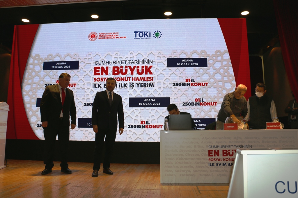 Cumhurbaşkanımızın himayelerinde Bakanlığımızın çalışmasıyla Cumhuriyet Tarihinin En Büyük Sosyal Konut Hamlesi Toki İlk Evim İlk İşyerim Projesi Kapsamında 4 Gün Sürecek Olan Hak Sahiplerini Belirlemek İçin Kura Çekimi Bugün Başladı.