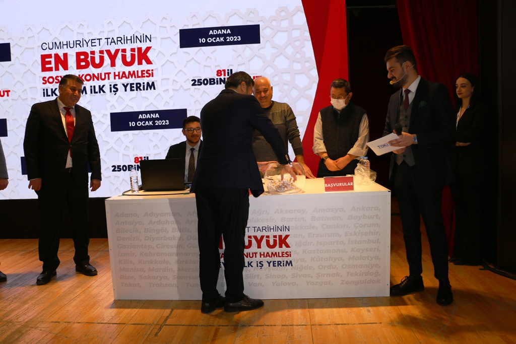 Cumhurbaşkanımızın himayelerinde Bakanlığımızın çalışmasıyla Cumhuriyet Tarihinin En Büyük Sosyal Konut Hamlesi Toki İlk Evim İlk İşyerim Projesi Kapsamında 4 Gün Sürecek Olan Hak Sahiplerini Belirlemek İçin Kura Çekimi Bugün Başladı.