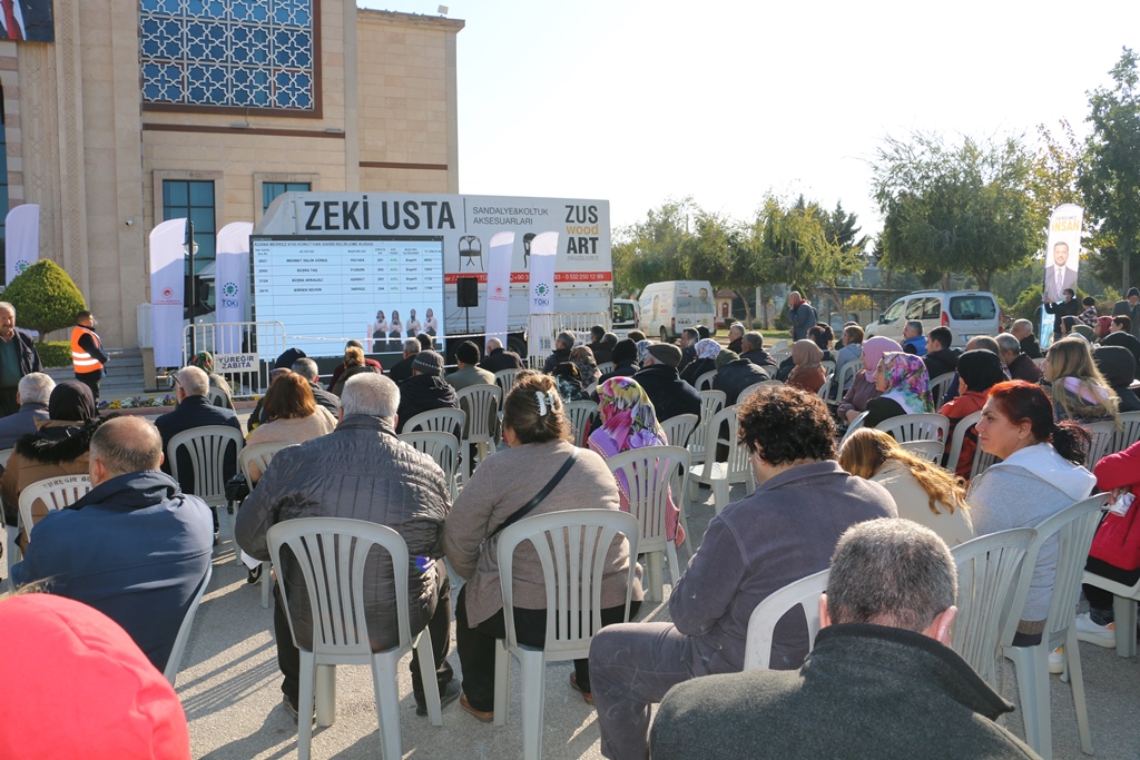 Cumhurbaşkanımızın himayelerinde Bakanlığımızın çalışmasıyla Cumhuriyet Tarihinin En Büyük Sosyal Konut Hamlesi Toki İlk Evim İlk İşyerim Projesi Kapsamında 4 Gün Sürecek Olan Hak Sahiplerini Belirlemek İçin Kura Çekimi Bugün Başladı.