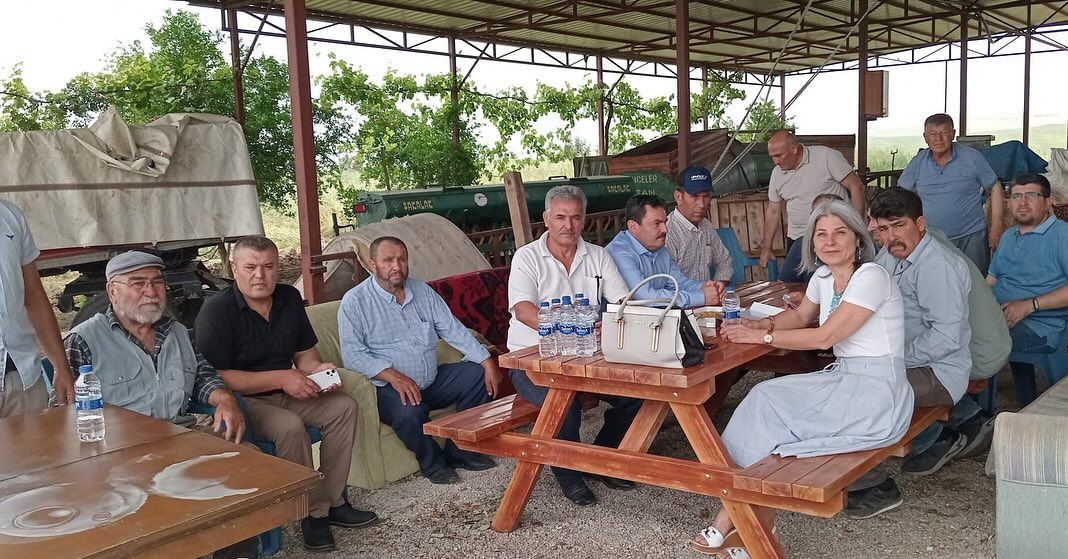 İl Müdürümüz Sayın Hasan ALAN Kozan ilçesi Yüksekören mahallesi muhtarı ve vatandaşlarla bir araya gelerek yerinde dönüşüm hibe +kredi ve kırsal alanda yapılacak çelik konutlar hakkında vatandaşların sorularını cevaplayak bilgilendirmelerde bulundu.