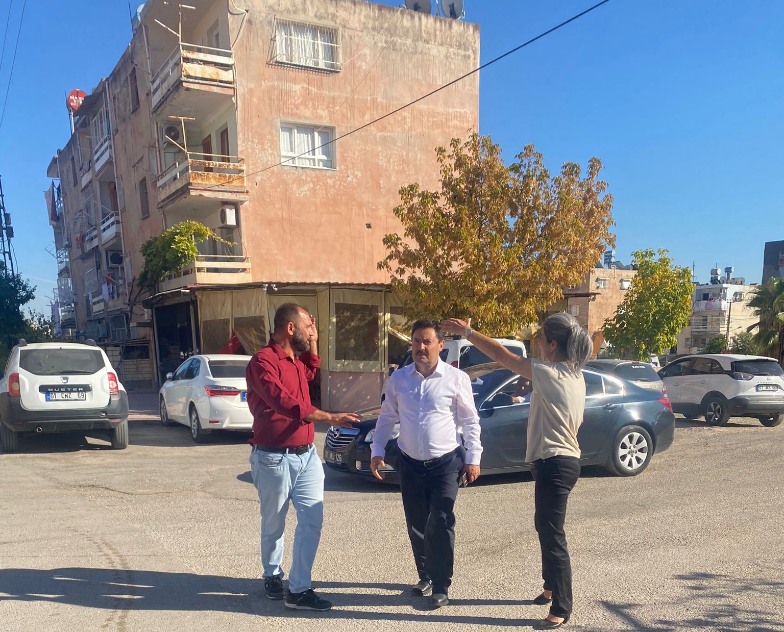 İl Müdürümüz Sn. Hasan Alan, Proje Şb. Müdürümüz Gülsüm Yanık ile birlikte Çukurova ilçemiz Belediye Evleri Mahallesi Muhtarlığını ziyaret ederek kentsel dönüşüm alanını yerinde inceledi.