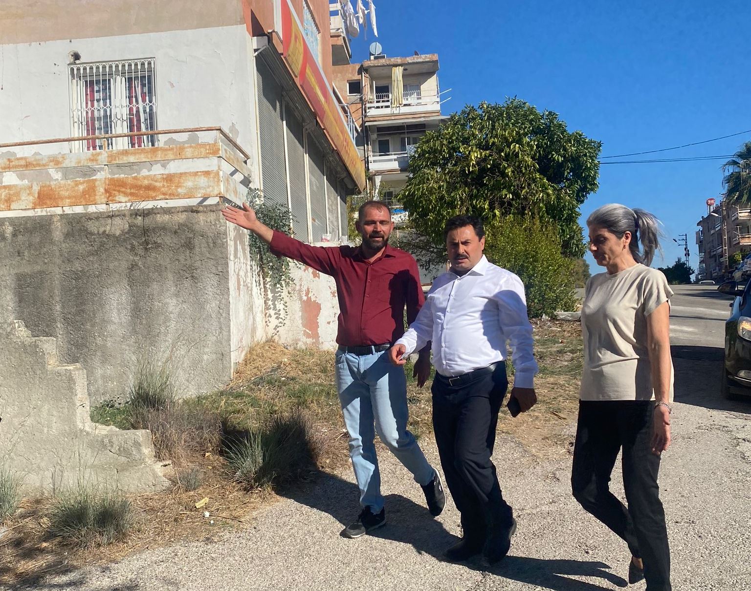 İl Müdürümüz Sn. Hasan Alan, Proje Şb. Müdürümüz Gülsüm Yanık ile birlikte Çukurova ilçemiz Belediye Evleri Mahallesi Muhtarlığını ziyaret ederek kentsel dönüşüm alanını yerinde inceledi.