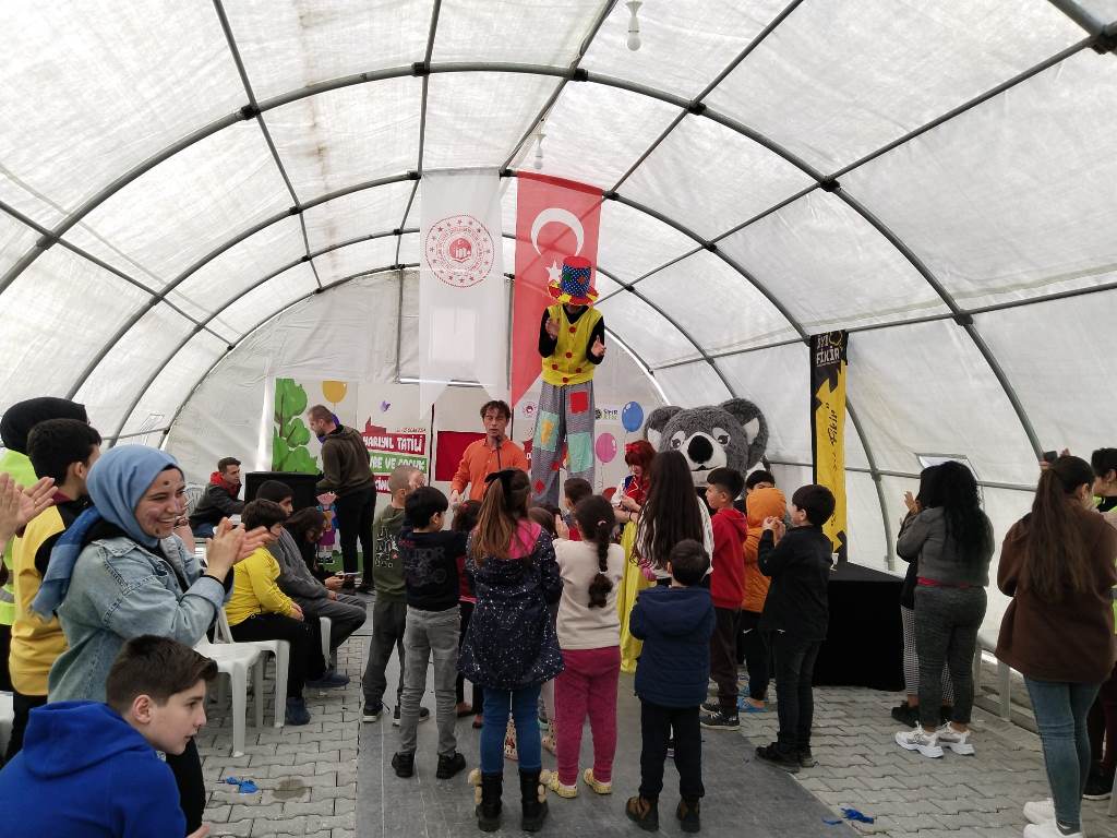 İlimizde depremden etkilenen Çocukların yüzünü bir nebze olsun güldürebilmek ve motivasyon desteği sağlayabilmek için atölye çalışmaları, interaktif sahne gösterileri yapılmış, bakanlığımız tarafından eğitici öğretici süpriz hediyeler dağıtılmıştır.