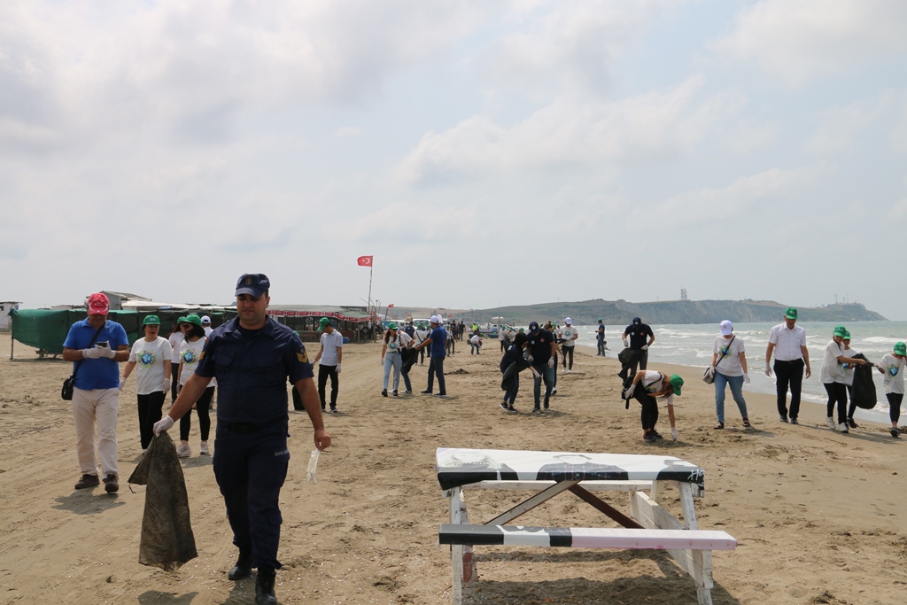 Karataş İlçemizdeki Harbiş sahili Akyatan Lagünu arasında sahilde Çevre temizliği etkinliği düzenledik.