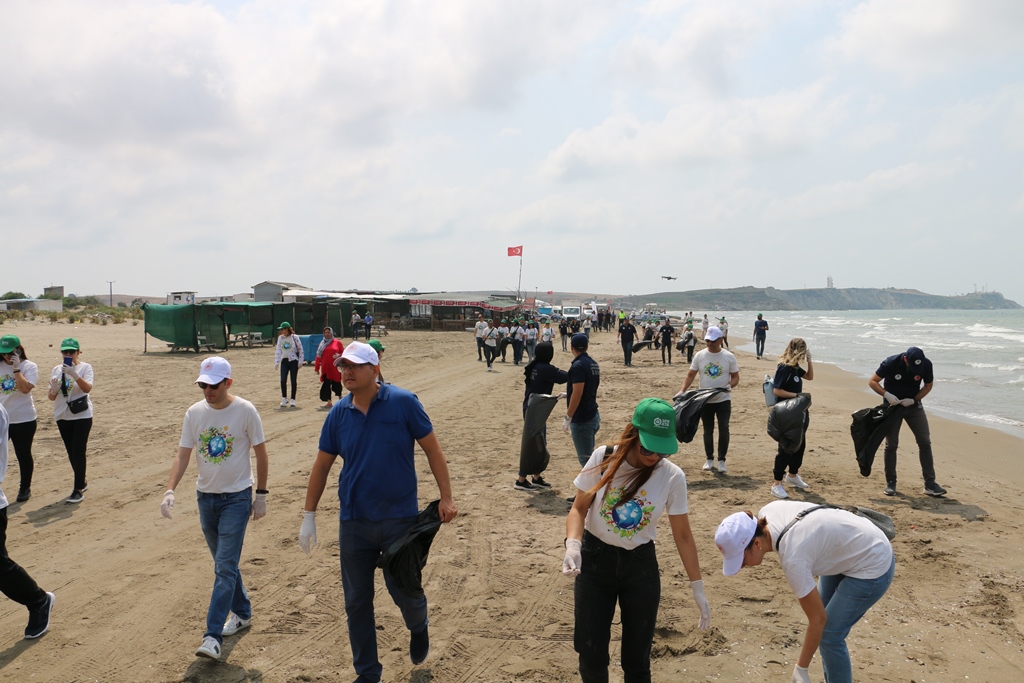 Karataş İlçemizdeki Harbiş sahili Akyatan Lagünu arasında sahilde Çevre temizliği etkinliği düzenledik.