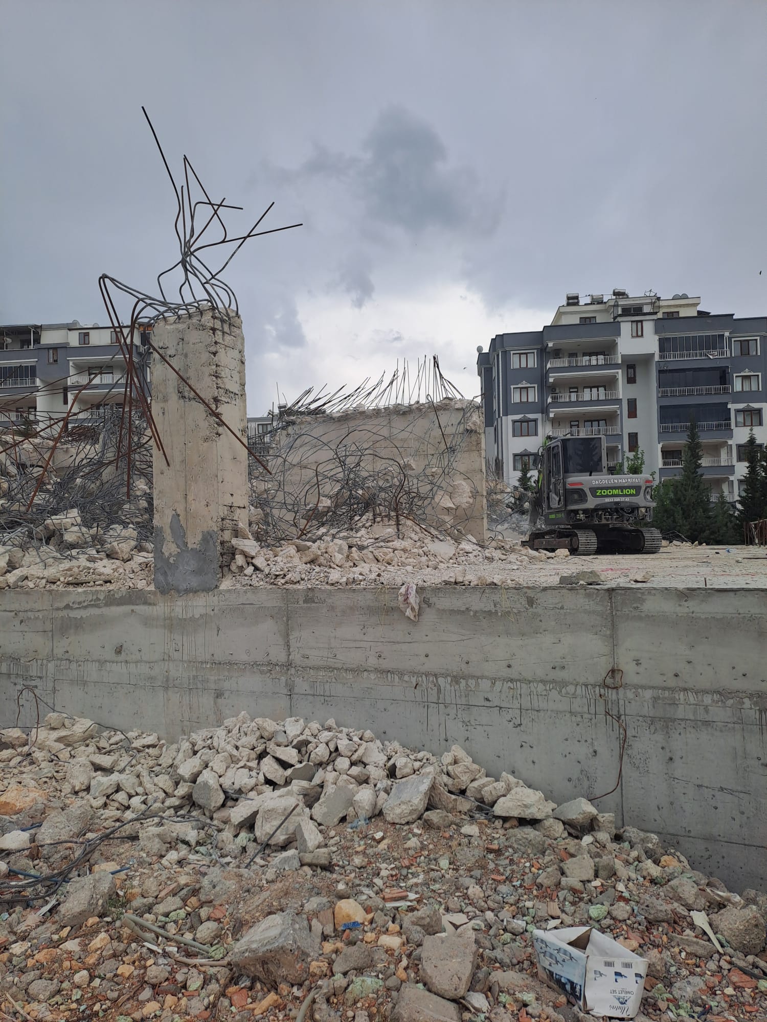 Mevzuat Hükümlerine Uygun Yapılmayan ,Beton Deney Sonuçları Uygun Olmayan ve Hatalı İmalat Yapılan Yapıların Yıktırıldı.