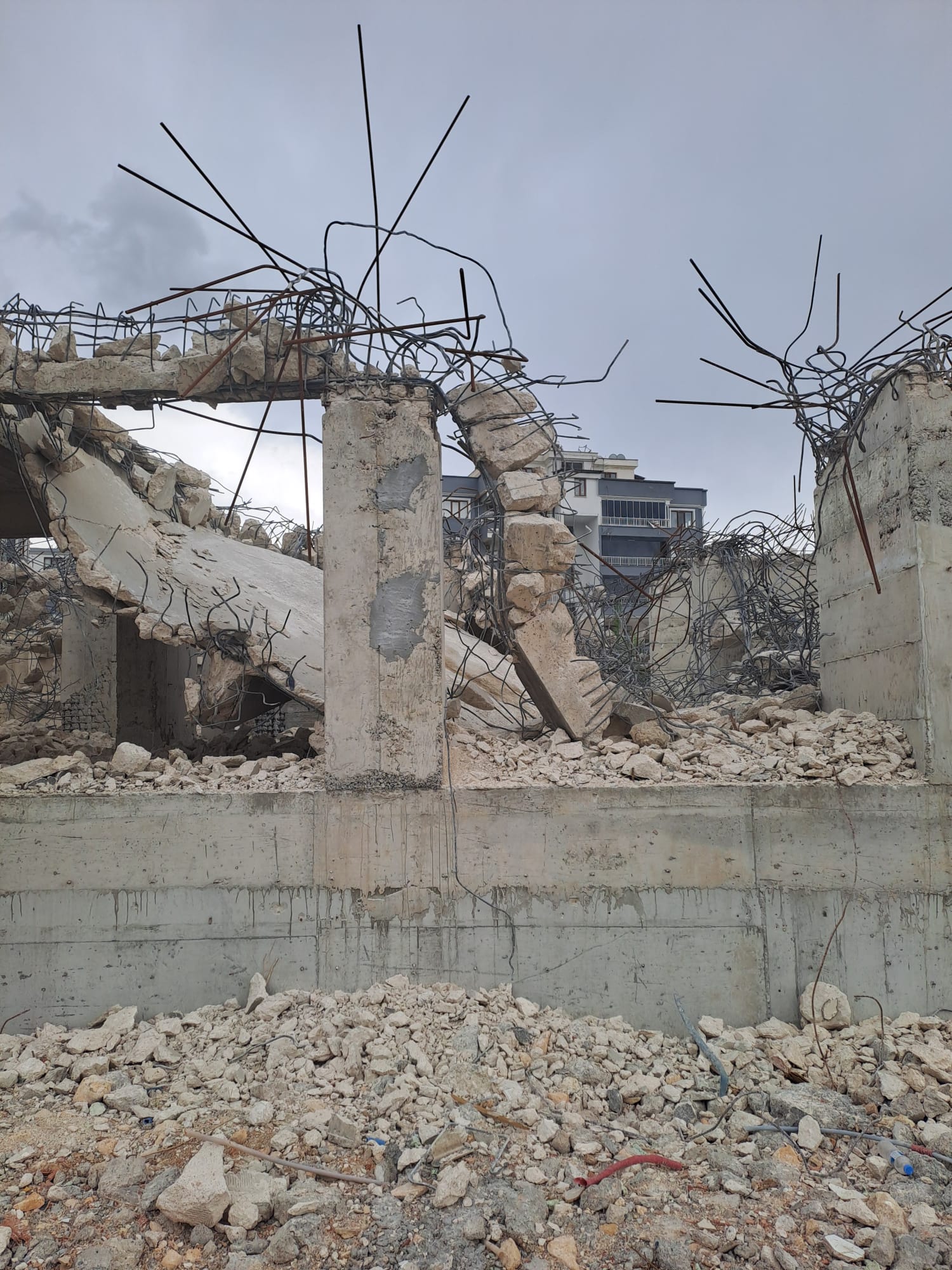 Mevzuat Hükümlerine Uygun Yapılmayan ,Beton Deney Sonuçları Uygun Olmayan ve Hatalı İmalat Yapılan Yapıların Yıktırıldı.