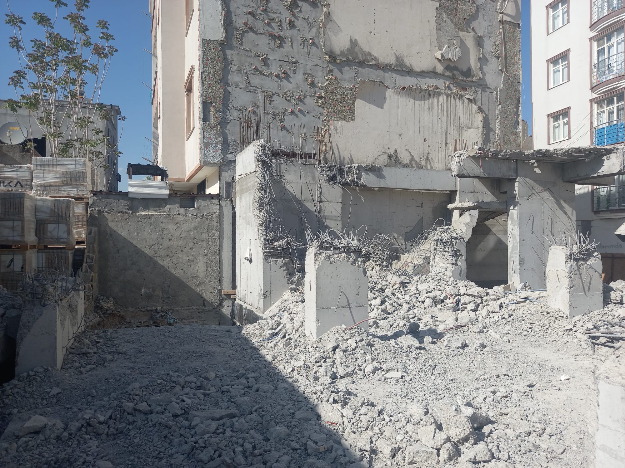 Mevzuat Hükümlerine Uygun Yapılmayan ,Beton Deney Sonuçları Uygun Olmayan ve Hatalı İmalat Yapılan Yapıların Yıktırıldı.