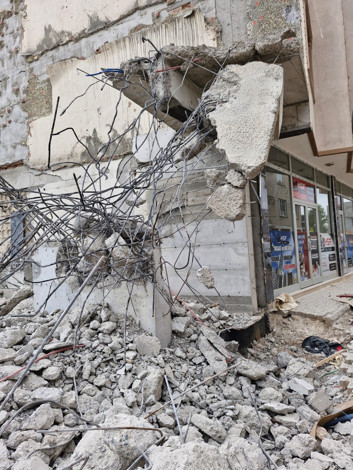 Mevzuat Hükümlerine Uygun Yapılmayan ,Beton Deney Sonuçları Uygun Olmayan ve Hatalı İmalat Yapılan Yapıların Yıktırıldı.