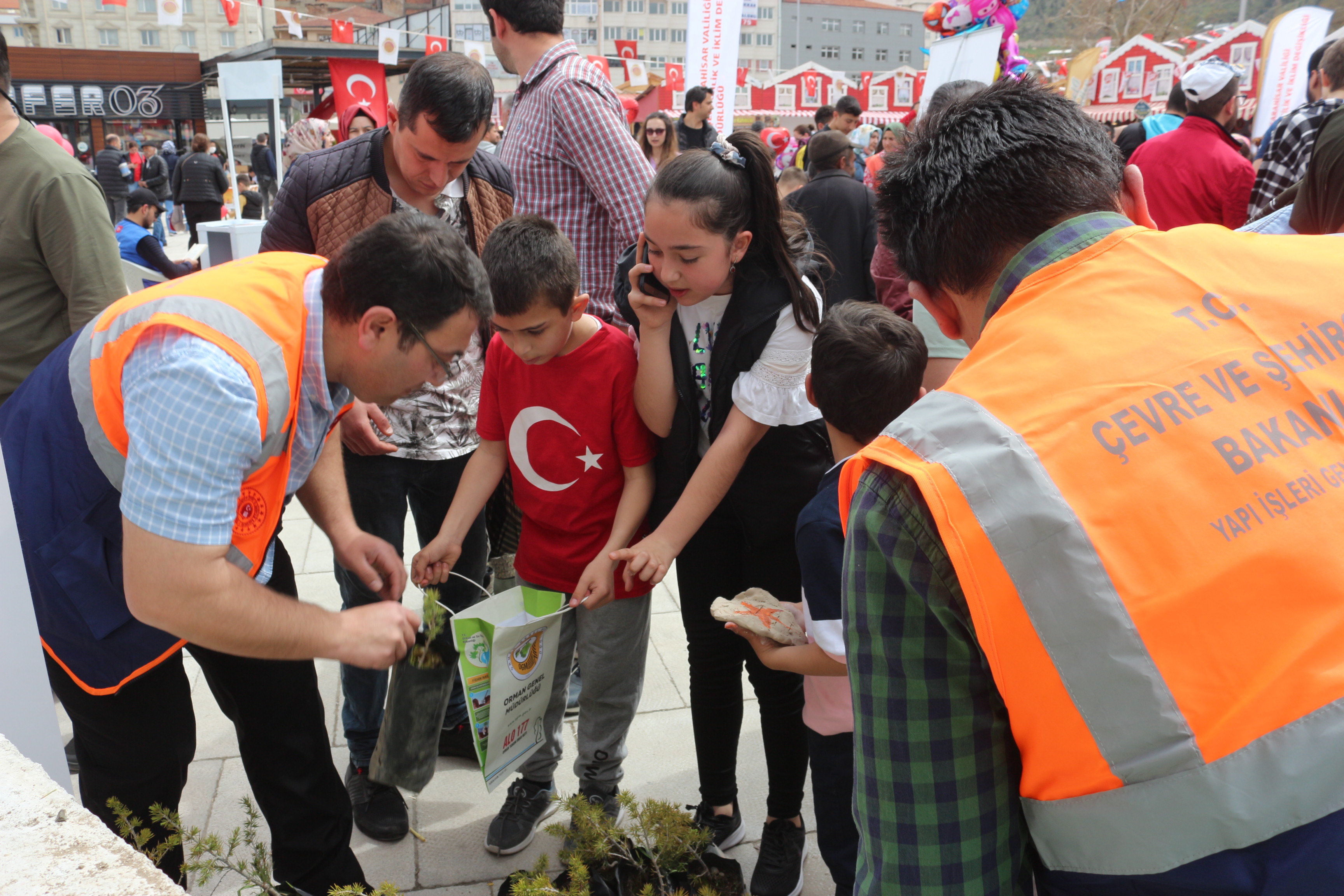 ÇEVRE MÜFETTİŞİ ÇOÇUKLARIMIZ “ÇEVRE VE ÇOÇUK ŞENLİĞİ”NDE AFYONKARAHİSAR’DA BULUŞTU