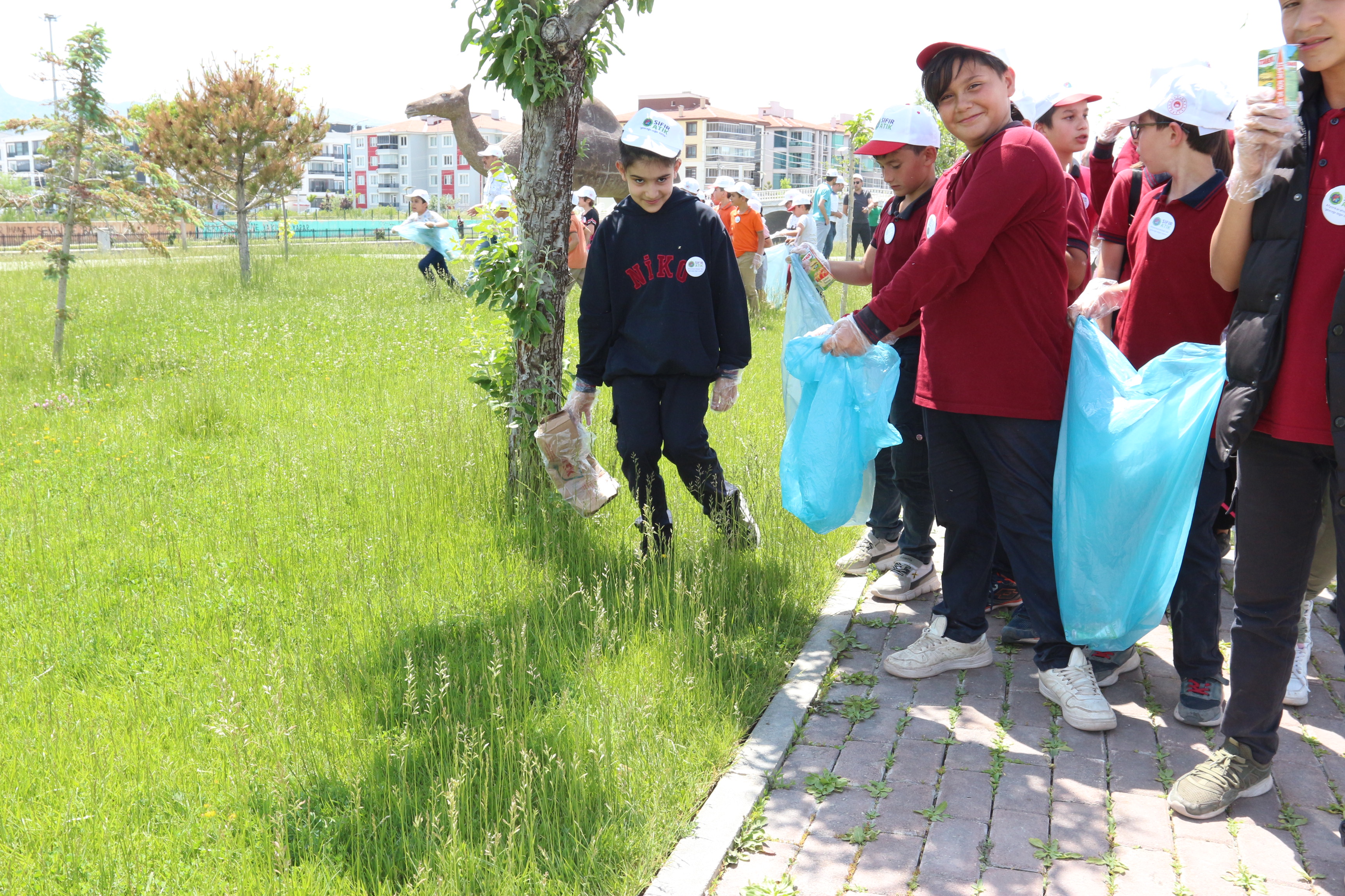 TÜRKİYE ÇEVRE HAFTASI KAPSAMINDA DÜZENLENEN “ÇEVRE TEMİZLİK ETKİNLİĞİ” ÖĞRENCİLERİN VE SİVİL TOPLUM KURULUŞLARININ KATILIMI İLE GERÇEKLEŞTİRİLDİ