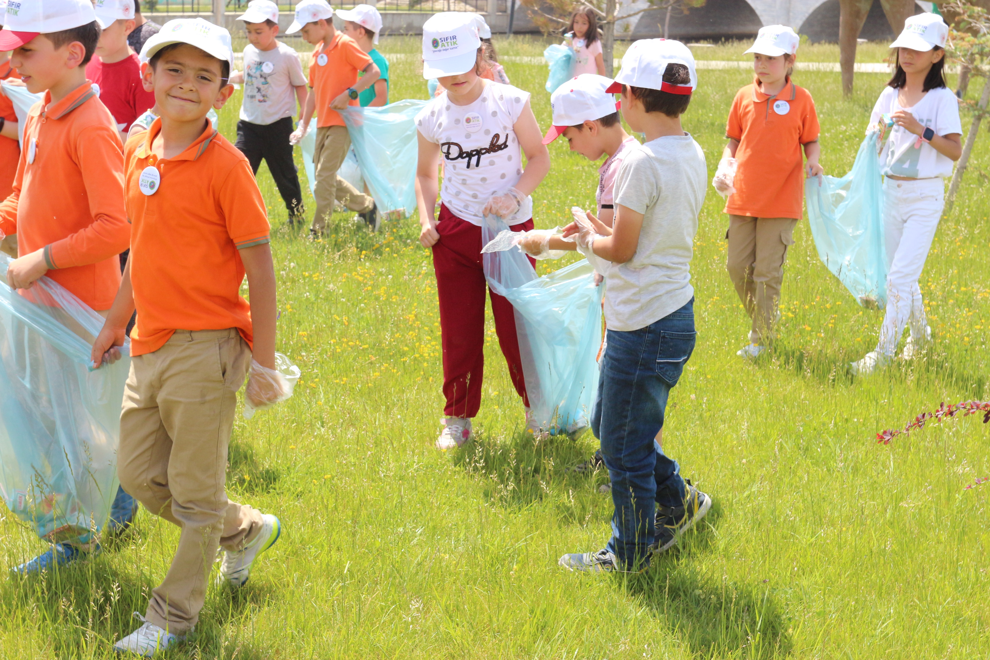 TÜRKİYE ÇEVRE HAFTASI KAPSAMINDA DÜZENLENEN “ÇEVRE TEMİZLİK ETKİNLİĞİ” ÖĞRENCİLERİN VE SİVİL TOPLUM KURULUŞLARININ KATILIMI İLE GERÇEKLEŞTİRİLDİ