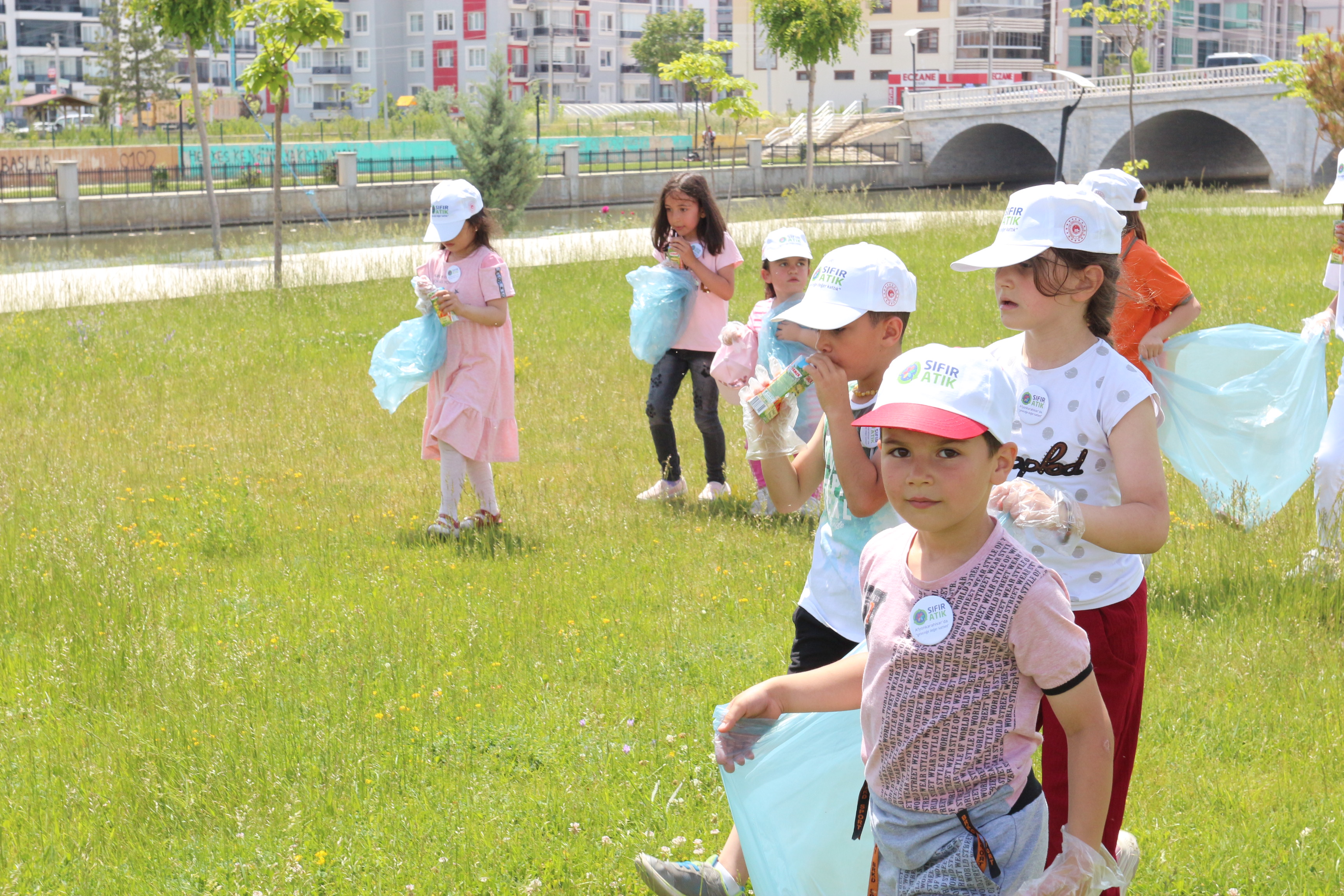 TÜRKİYE ÇEVRE HAFTASI KAPSAMINDA DÜZENLENEN “ÇEVRE TEMİZLİK ETKİNLİĞİ” ÖĞRENCİLERİN VE SİVİL TOPLUM KURULUŞLARININ KATILIMI İLE GERÇEKLEŞTİRİLDİ