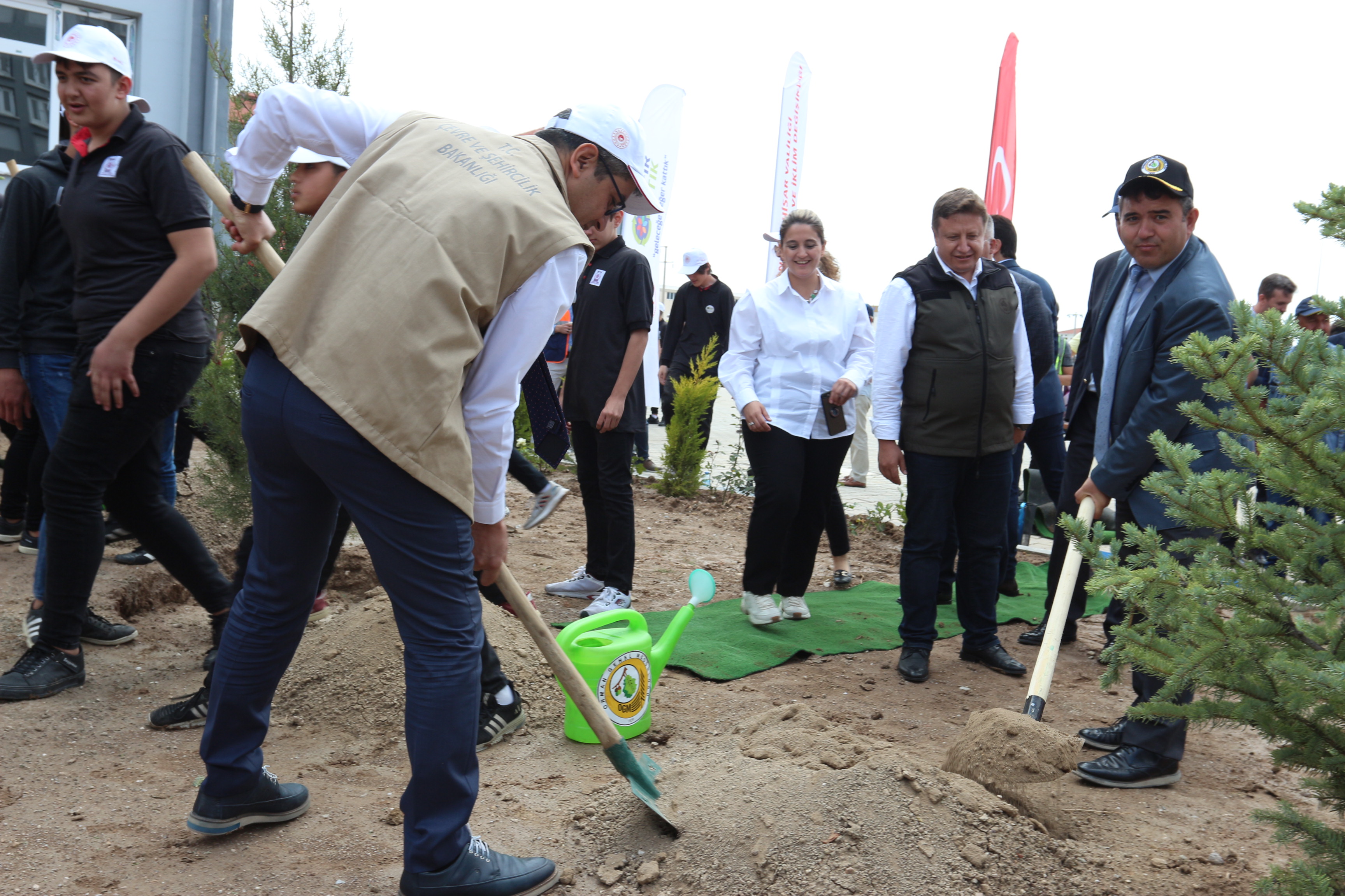 TÜRKİYE ÇEVRE HAFTASI KAPSAMINDA DÜZENLENEN “FİDAN DİKİM ETKİNLİĞİ” ÖĞRENCİLERİN VE SİVİL TOPLUM KURULUŞLARININ KATILIMI İLE GERÇEKLEŞTİRİLDİ