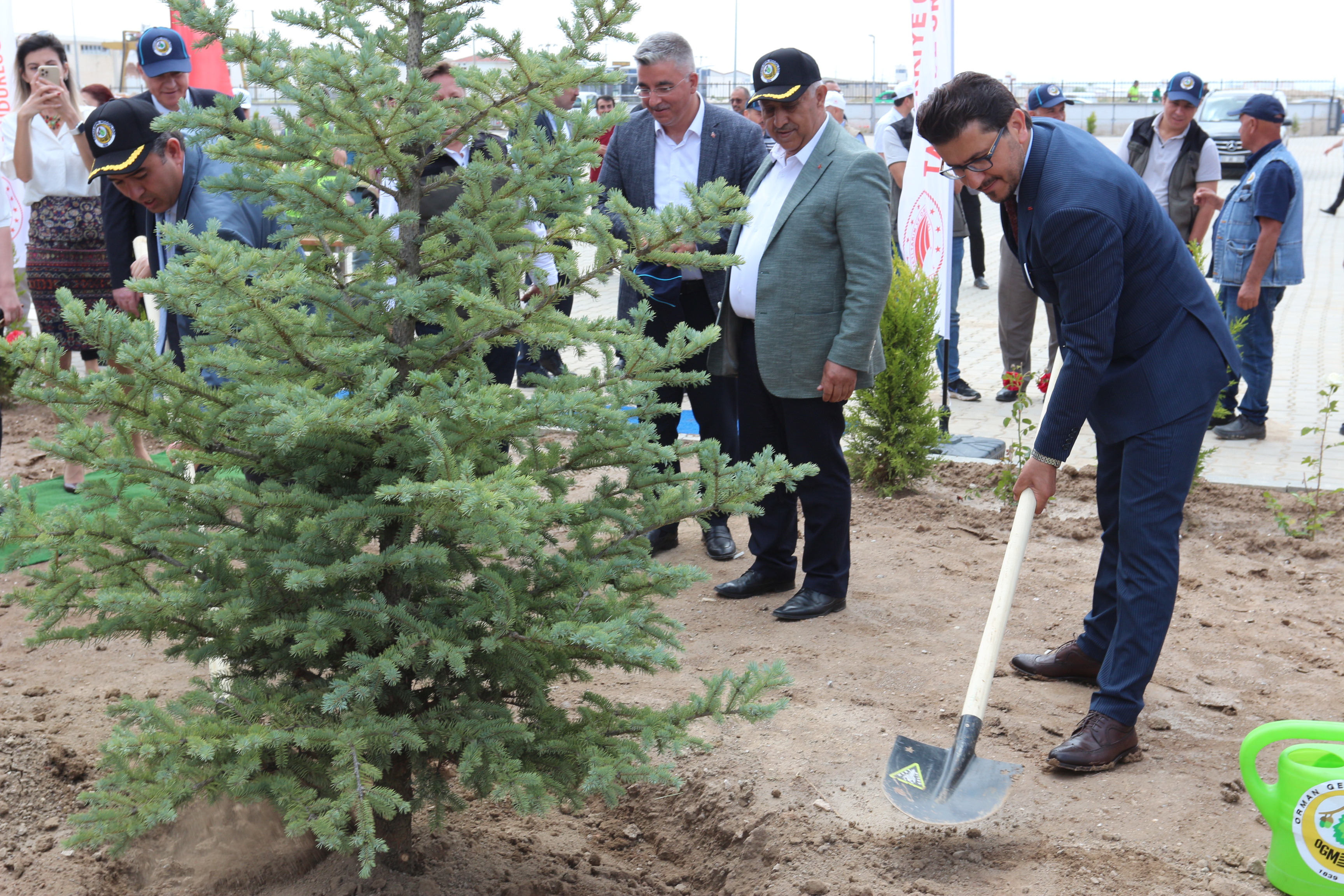 TÜRKİYE ÇEVRE HAFTASI KAPSAMINDA DÜZENLENEN “FİDAN DİKİM ETKİNLİĞİ” ÖĞRENCİLERİN VE SİVİL TOPLUM KURULUŞLARININ KATILIMI İLE GERÇEKLEŞTİRİLDİ