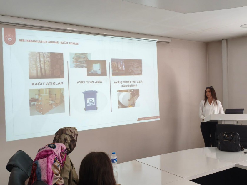 20.06.2025 Tarihinde Çevre Yönetimi ve Denetimi Şube Müdürlüğü tarafından Ağrı Sosyal Yardımlaşma ve Dayanışma Vakfı koordinasyonunda ADEM-SODAM personellerine “Sıfır Atık” eğitimi verilmiştir.