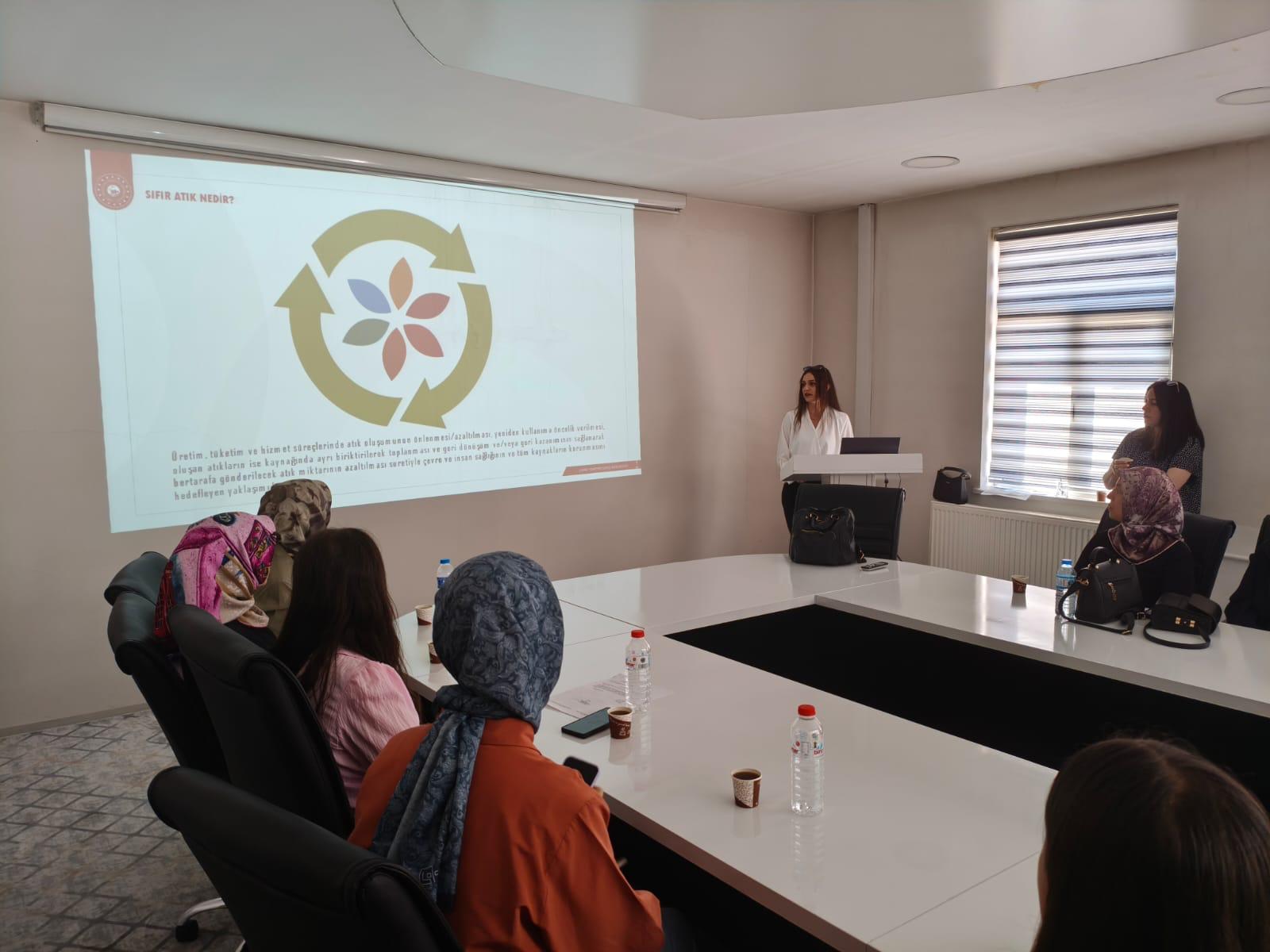 20.06.2025 Tarihinde Çevre Yönetimi ve Denetimi Şube Müdürlüğü tarafından Ağrı Sosyal Yardımlaşma ve Dayanışma Vakfı koordinasyonunda ADEM-SODAM personellerine “Sıfır Atık” eğitimi verilmiştir.