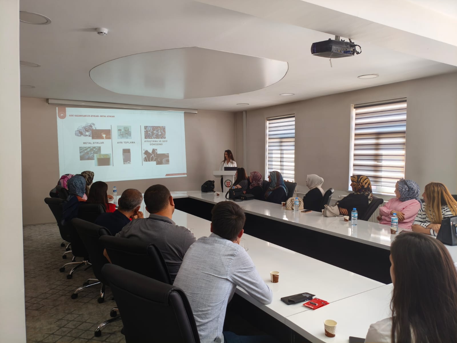 20.06.2025 Tarihinde Çevre Yönetimi ve Denetimi Şube Müdürlüğü tarafından Ağrı Sosyal Yardımlaşma ve Dayanışma Vakfı koordinasyonunda ADEM-SODAM personellerine “Sıfır Atık” eğitimi verilmiştir.