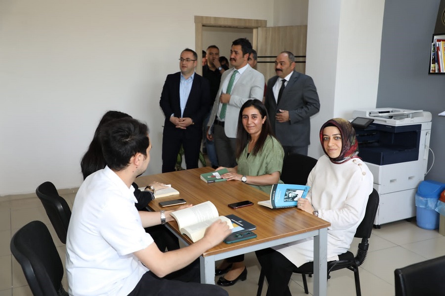 Cumhurbaşkanlığımızca İlan edilen 1-7 Haziran Türkiye Çevre Haftası Kapsamında İl Müdürlüğümüzce  Oluşturulan Çevre Kütüphanesi Açılışı  Gençlik Ve Spor İl Müdürü Sn. ismail ÇALGAN ile İl Göç İdaresi Müdürü Sn. Mücahit YUMAK'ın Teşrifleriyle Gerçekleşti