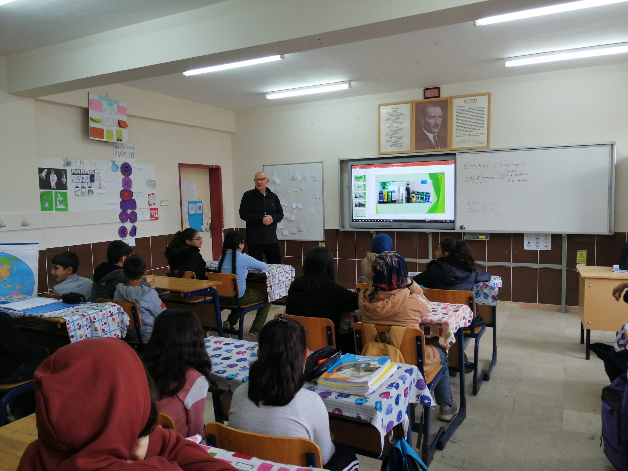 Okullarımızda Çevre Farkındalık Eğitimleri Devam Etmektedir