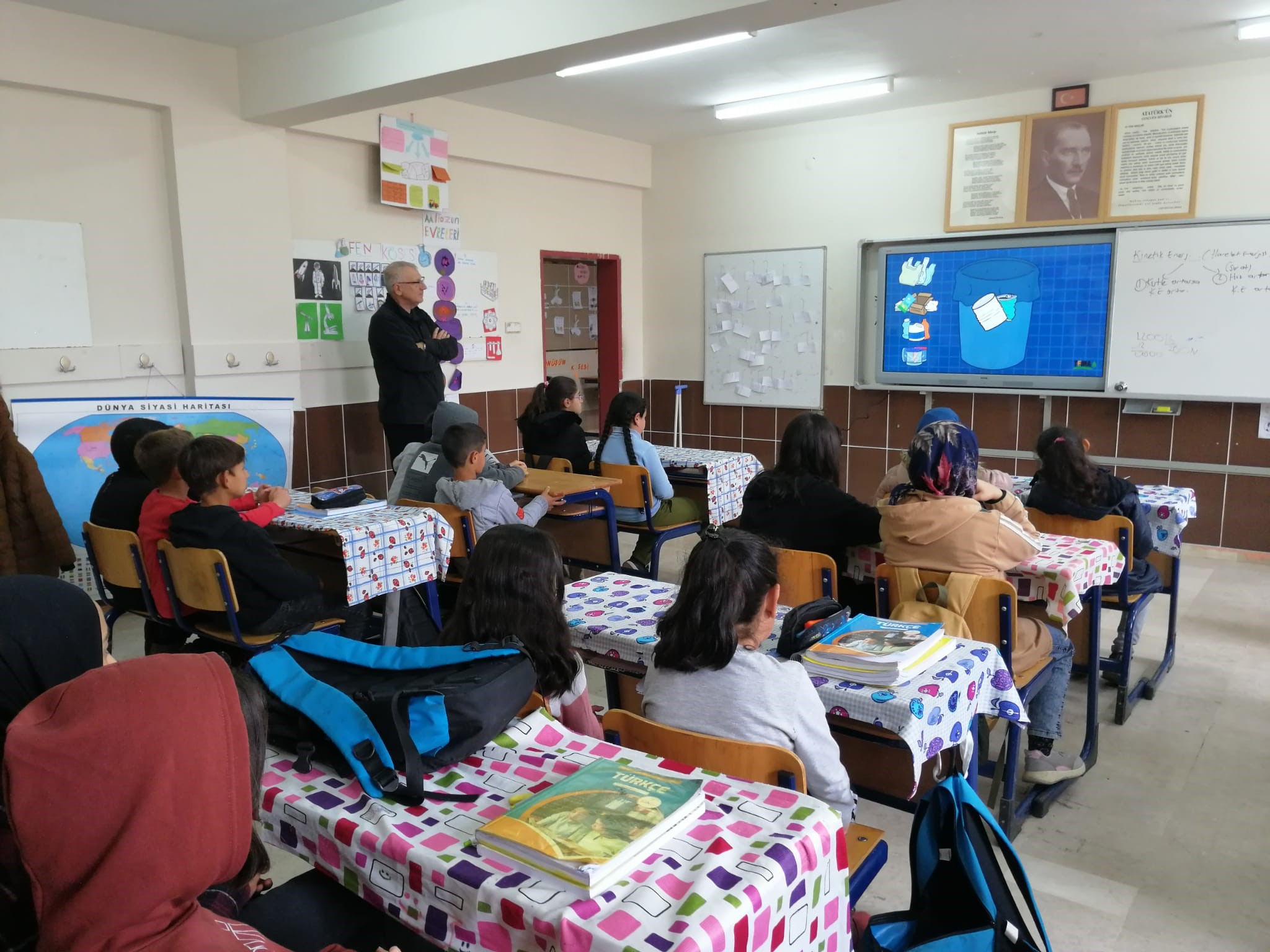 Okullarımızda Çevre Farkındalık Eğitimleri Devam Etmektedir